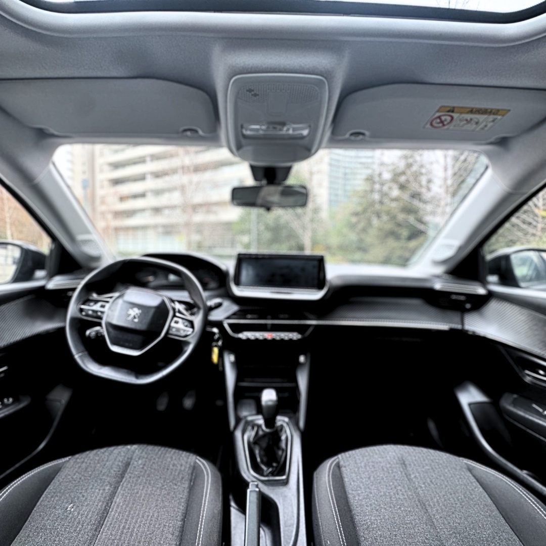Peugeot 208 — foto 15 de 16