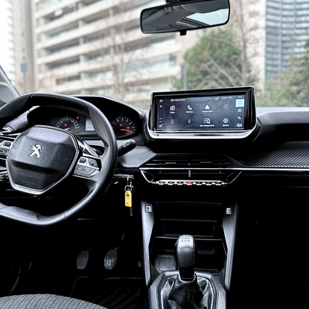 Peugeot 208 — foto 10 de 16